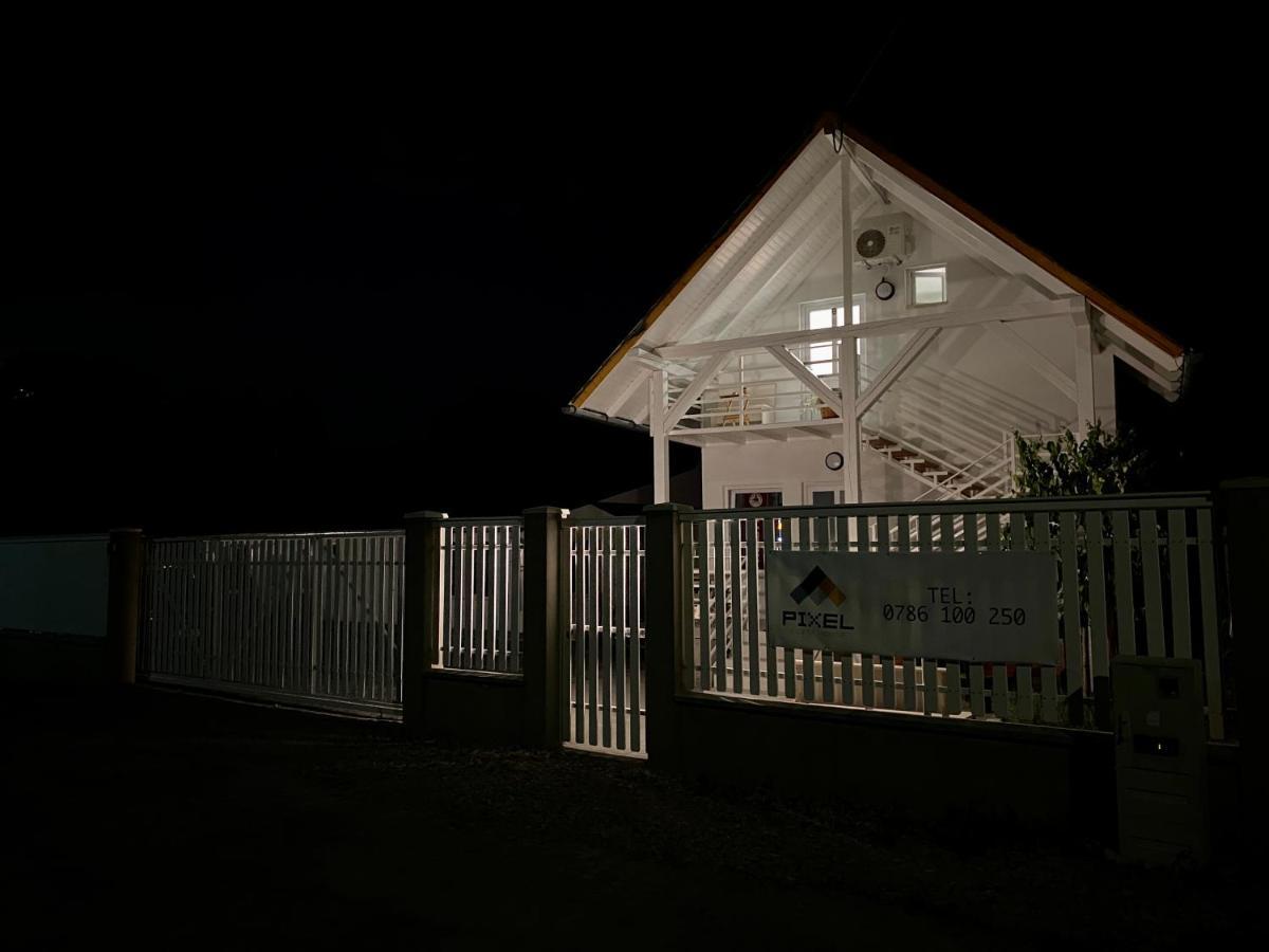 Pixel Guesthouse Тиргу-Секуєск Екстер'єр фото